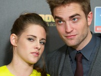  Robert Pattinson lại lai vãng nhà tình cũ 