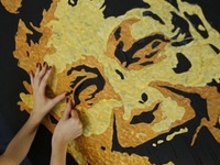Nghệ sĩ Việt khắc tượng từ gốc tre