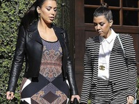 Bà bầu Kim Kardashian bị chỉ trích vì mặc đồ bó sát và đi giày cao