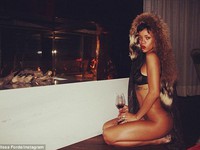 Rihanna bị quấy rối vì quá sexy 