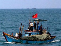 Tàu Trung Quốc bắn tàu cá Việt