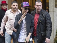 Justin Bieber bị tống cổ khỏi hộp đêm vì vệ sỹ bạo lực với fan 