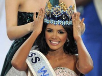 Lại Hương Thảo chính thức sang Bali dự thi Miss World