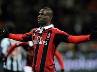 Lấy lòng người đẹp, Balotelli tậu biệt thự khủng