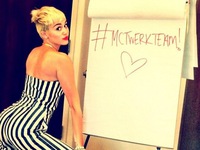  Miley Cyrus hoãn cưới vô thời hạn 