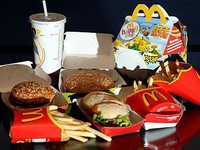 Bánh sandwich của McDonald’s bị tố chứa... thủy tinh