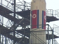 Triều Tiên bất ngờ dỡ tên lửa khỏi bệ phóng