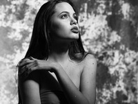 Khai quật ảnh khỏa thân thời xa vắng của Angelina Jolie