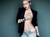 ‘Gái hư’ Miley Cyrus ‘khóa môi’ búp bê trong MV mới