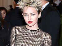‘Gái hư’ Miley Cyrus ‘khóa môi’ búp bê trong MV mới
