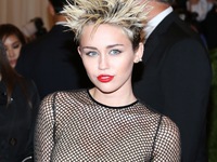  Miley Cyrus bị phát tán ảnh ngực trần 