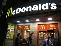 Sốc: McDonald “khuyến mãi” gang tay nhựa trong nhân đồ ăn