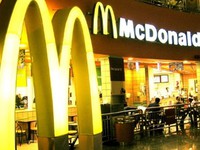 Sốc: McDonald “khuyến mãi” gang tay nhựa trong nhân đồ ăn