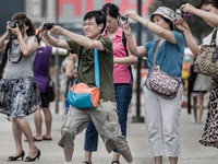 Trung Quốc: Chân dài xếp hàng khoe thân để... bảo vệ "môi trường"