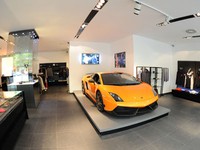 Lamborghini 350.000 bảng Anh của hoàng gia Qatar bị bắt