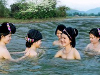 Những cô gái xinh đẹp giả danh bán tăm nhân đạo tại Hồ Gươm