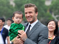 “Đối thủ của Beckham” lột đồ khoe vẻ đẹp đầy nam tính