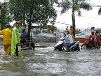 Cha mẹ lười, đẩy con đi ăn xin