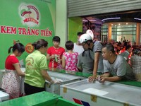 "Ngã ngửa" vì kem Tràng Tiền bán trước ngày sản xuất