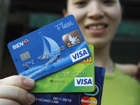 Thoải mái mở thẻ tín dụng: Khách phá sản, NH ôm nợ