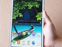 Cận cảnh Galaxy S4 LTE-A màu đỏ tía tại Việt Nam