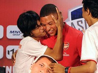 Fan Việt hụt hẫng tại sân bay khi Arsenal về thẳng khách sạn