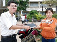 TP.HCM: Xe tải chở bia lật nhào, hàng nghìn phương tiện "chôn chân" trên cầu Sài Gòn