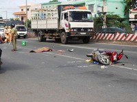 Đà Nẵng: Va chạm với xe trộn bê tông, ba mẹ con tử vong 