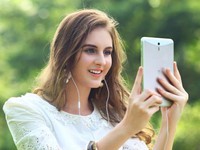 Người đẹp Samsung đọ dáng cùng siêu mẫu iPhone – Ai hơn ai?