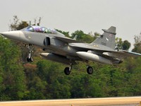 F-5E Hàn Quốc “gãy cánh”, gây nổ lớn