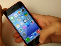 Clip “khó đỡ” giới thiệu iPhone 5C và 5S tại Việt Nam