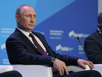 Học giả Mỹ: Putin vì ủng hộ Syria, Snowden