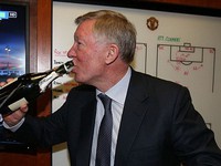 Sir Alex Ferguson chính thức chia tay Man United