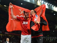 Đòi rời Man United, Rooney fan cuồng bao vây