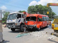 TP.HCM: Đối đầu xe buýt, 3 thanh niên chết thảm