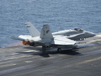 Xem “siêu ong bắp cày” F-18 phô diễn trên tàu sân bay