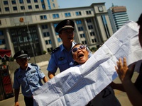 TG 24h qua ảnh: Người dân Trung Quốc hoảng loạn trong nước triều cường