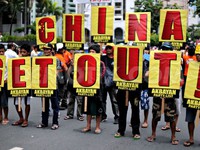 Trung Quốc hứa hẹn an toàn để 'lôi léo' người Trung Quốc ra biển Đông