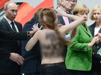 Phụ nữ ngực trần đột nhập nơi ở của tổng thống