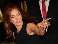 Lady Gaga diện áo hở hang lộ vòng 1 xuống cấp