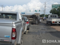 TP.HCM: Xe tải 'ăn vạ' trên đường, quốc lộ 1A tê liệt gần 1 giờ