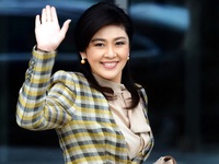 Thái om sòm chuyện nữ Thủ tướng mặc áo bạc màu