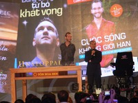 Đoàn hộ tống vung gậy dẹp đường đón Nick Vujicic tới Việt Nam