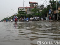 Trung Quốc ngang ngược dùng vòi rồng đuổi tàu cá ở Trường Sa