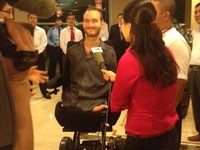 Cô bé không tay không chân háo hức gặp chú Nick Vujicic