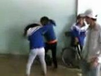  Nhà trường xác nhận 2 nữ sinh đánh nhau trong nhà gửi xe