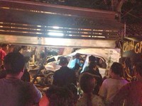 Hà Tĩnh: Xe container đâm cổng làng, 2 người thương vong