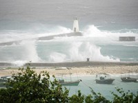 24h qua ảnh: Khách TQ thản nhiên tạo dáng 'tựa lưng vào sóng bão'