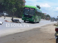 Hà Nội: Taxi nát đầu, kẹt giữa hai trụ điện