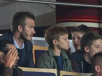 Kết hợp với con trai, Sir Alex Ferguson “bóc” tiền Man United